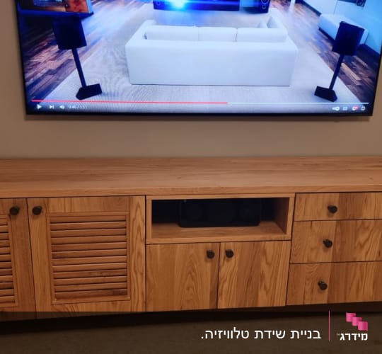 ארון עץ עם דלתות ומגירות, עשוי עץ טבעי